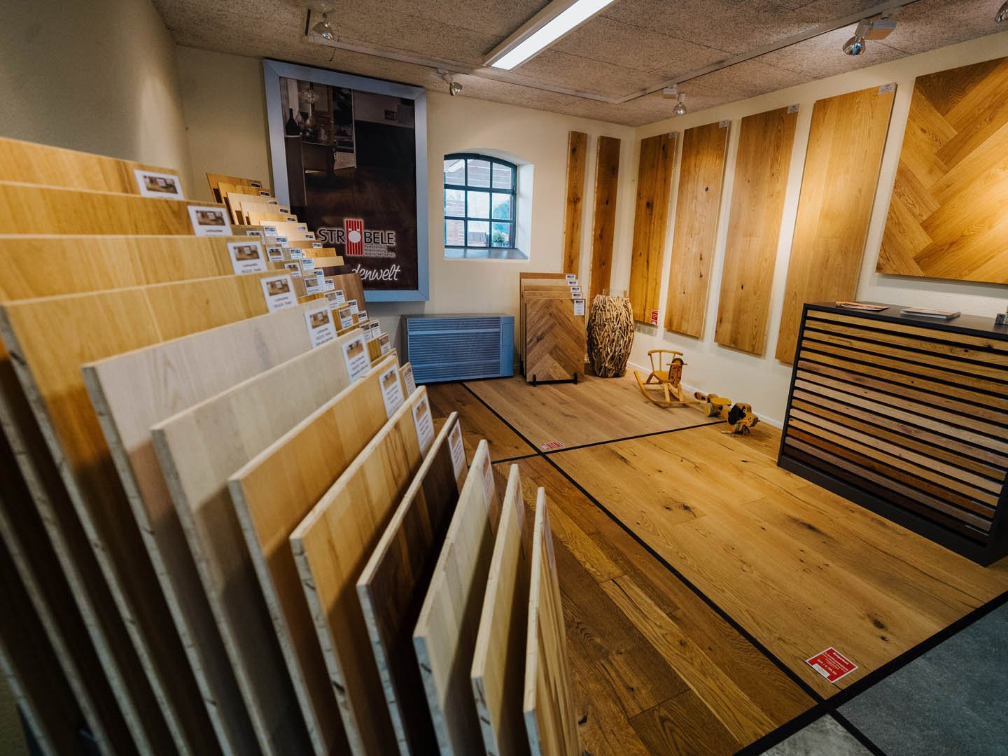 Großformatige Parkett- und Vinylbodenmuster in der Ausstellung der Holzhandlung Ströbele in Ummendorf-Fischbach